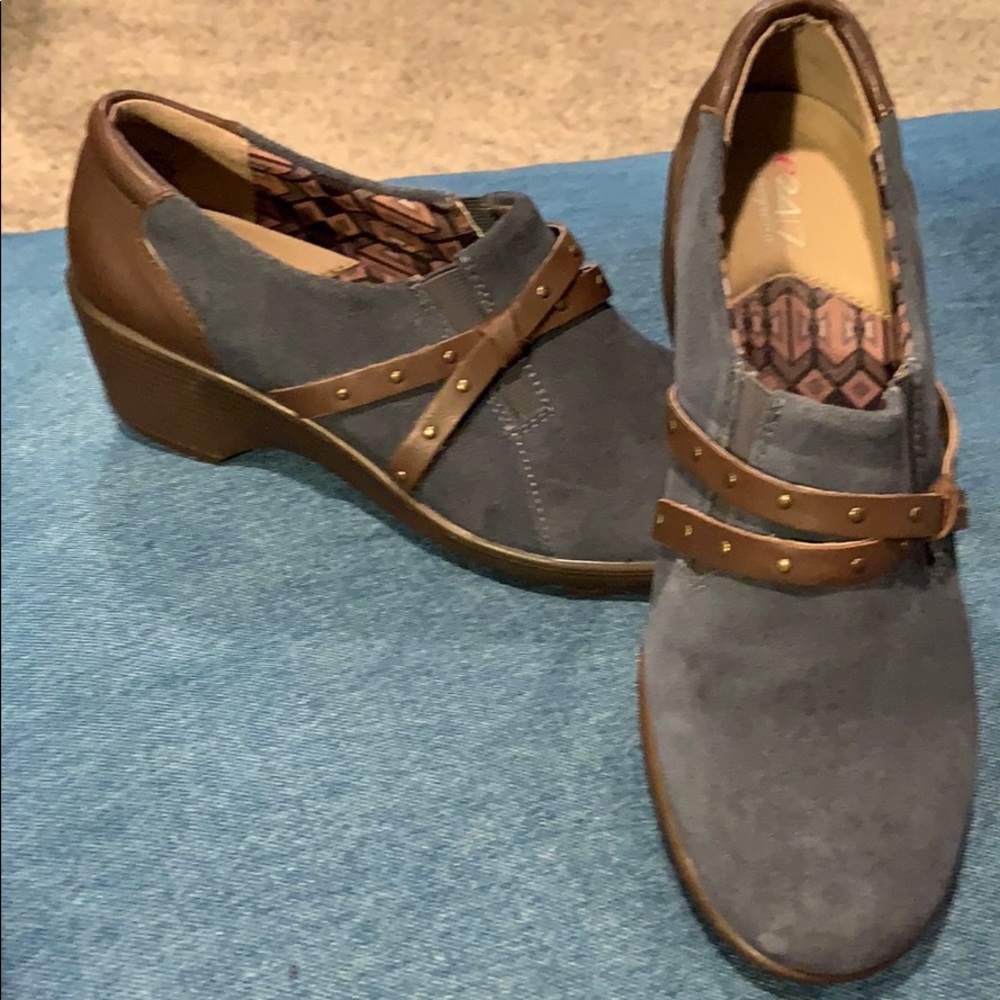 Easy Spirit e24/7 blue suede shoes